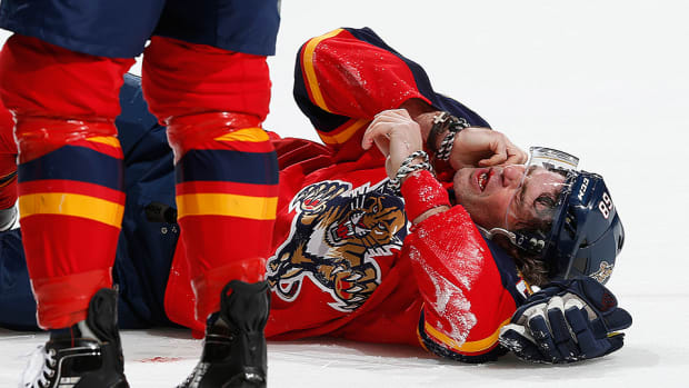 jaromir-jagr-panthers-loses-teeth.jpg